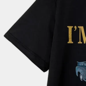 Alternative view of Erkek Vintage Araba Grafik T-Shirt - "Ben Yaşlı Değilim Ben Bir Klasiğim" Esprili Baskı  Nefes Alabilir Kumaş, Günlük Yaz ve Yıl Boyu Giyim için Oversize Kısa Kollu Tişört - Siyah