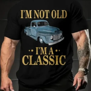 Erkek Vintage Araba Grafik T-Shirt - "Ben Yaşlı Değilim Ben Bir Klasiğim" Esprili Baskı  Nefes Alabilir Kumaş, Günlük Yaz ve Yıl Boyu Giyim için Oversize Kısa Kollu Tişört - Siyah