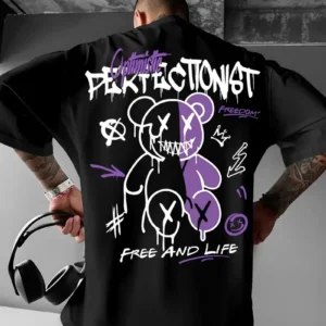 Erkek OversizeGrafik Tişört "CAMPBRASTCOOPERATION" Kalın Yazı Bisiklet Yaka, Kısa Kol, Kalın Mor ve Siyah Desenli Yazlık Sokak Kıyafeti - Siyah