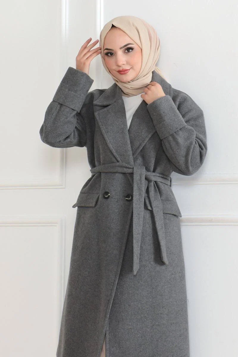 Kadın Kaşe Kaban – Uzun Boy Kruvaze Yaka Kuşaklı Tesettür Kaşe Kışlık Kaban, Astarlı Şık Yünlü Dokuma Oversize Rahat Kalıp Cepli Düğmeli Modern Kap Modeli - Gri - Görsel 5