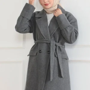 Kadın Kaşe Kaban – Uzun Boy Kruvaze Yaka Kuşaklı Tesettür Kaşe Kışlık Kaban, Astarlı Şık Yünlü Dokuma Oversize Rahat Kalıp Cepli Düğmeli Modern Kap Modeli - Gri