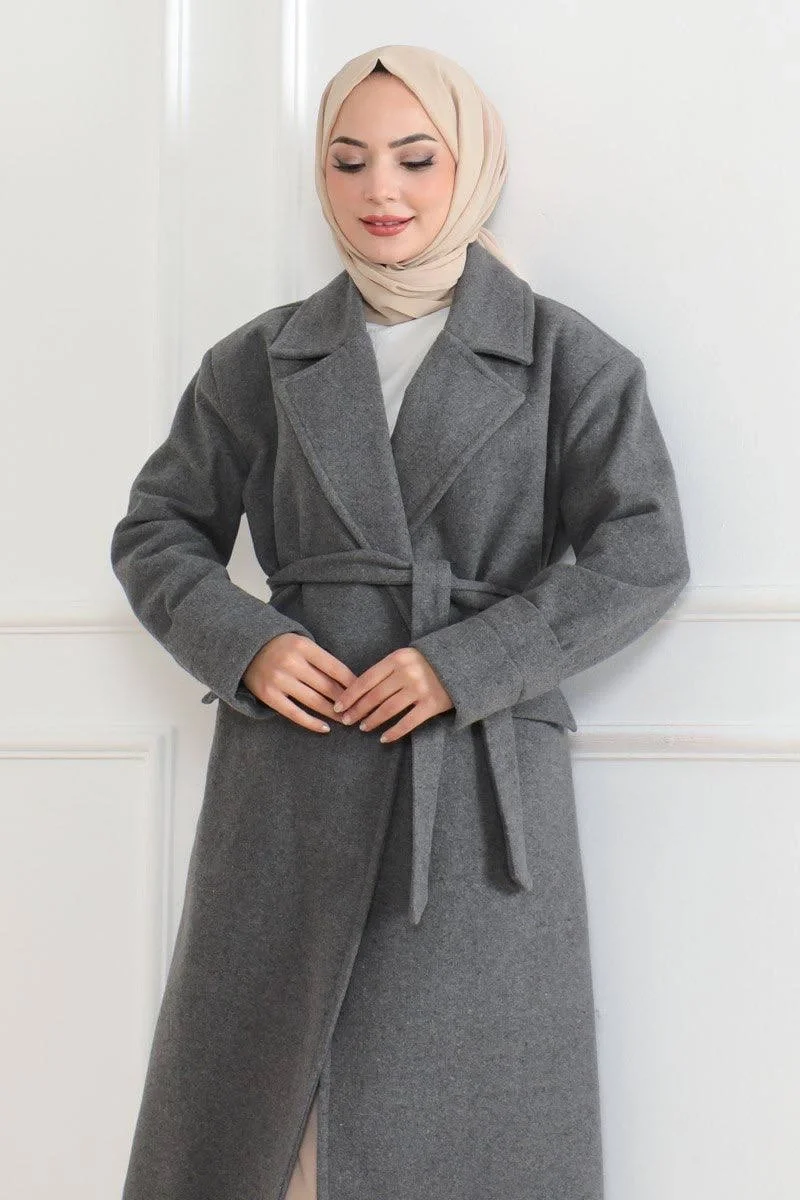 Kadın Kaşe Kaban – Uzun Boy Kruvaze Yaka Kuşaklı Tesettür Kaşe Kışlık Kaban, Astarlı Şık Yünlü Dokuma Oversize Rahat Kalıp Cepli Düğmeli Modern Kap Modeli - Gri - Görsel 4