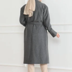 Alternative view of Kadın Kaşe Kaban – Uzun Boy Kruvaze Yaka Kuşaklı Tesettür Kaşe Kışlık Kaban, Astarlı Şık Yünlü Dokuma Oversize Rahat Kalıp Cepli Düğmeli Modern Kap Modeli - Gri
