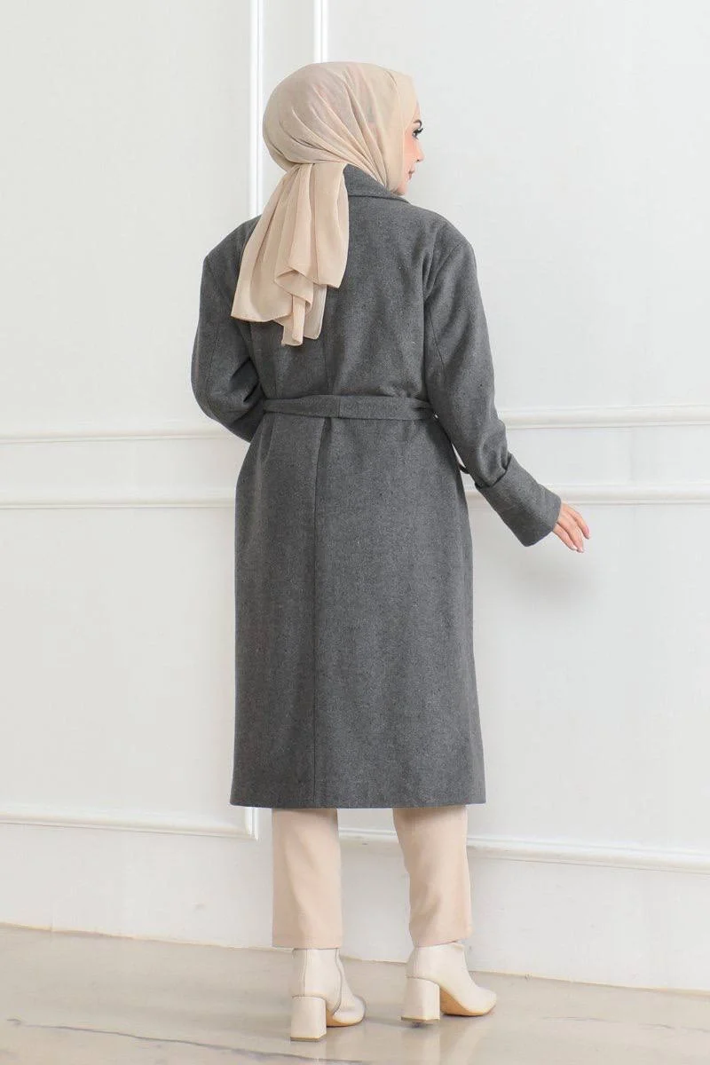 Kadın Kaşe Kaban – Uzun Boy Kruvaze Yaka Kuşaklı Tesettür Kaşe Kışlık Kaban, Astarlı Şık Yünlü Dokuma Oversize Rahat Kalıp Cepli Düğmeli Modern Kap Modeli - Gri - Görsel 2