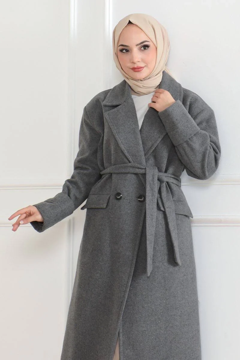 Kadın Kaşe Kaban – Uzun Boy Kruvaze Yaka Kuşaklı Tesettür Kaşe Kışlık Kaban, Astarlı Şık Yünlü Dokuma Oversize Rahat Kalıp Cepli Düğmeli Modern Kap Modeli - Gri - Görsel 6