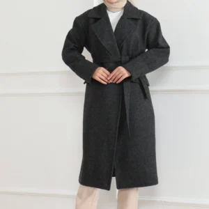 Kadın Kaşe Kaban – Uzun Boy 115 cm Kruvaze Yaka Kuşaklı Astarlı Kışlık Tesettür Kaban, Yünlü Dokuma Kaşmir Kumaş, Cepli Oversize Rahat Kalıp Şık Modern Kaban Mont Modeli (Günlük ve Özel Gün Kombinlerine Uygun) - Siyah