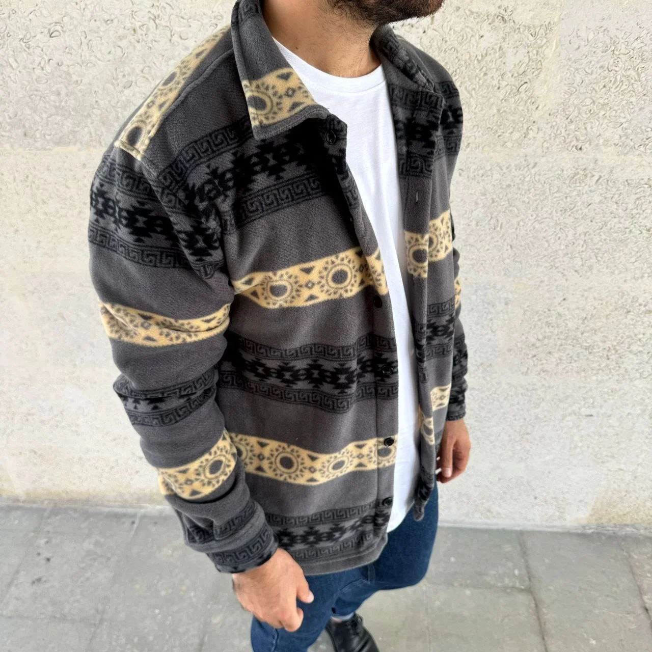 Erkek Desenli Polar Gömlek – Etnik Şerit Desen Yakalı, Uzun Kollu, Düğmeli, Oversize Rahat Kalıp - Füme - Görsel 2