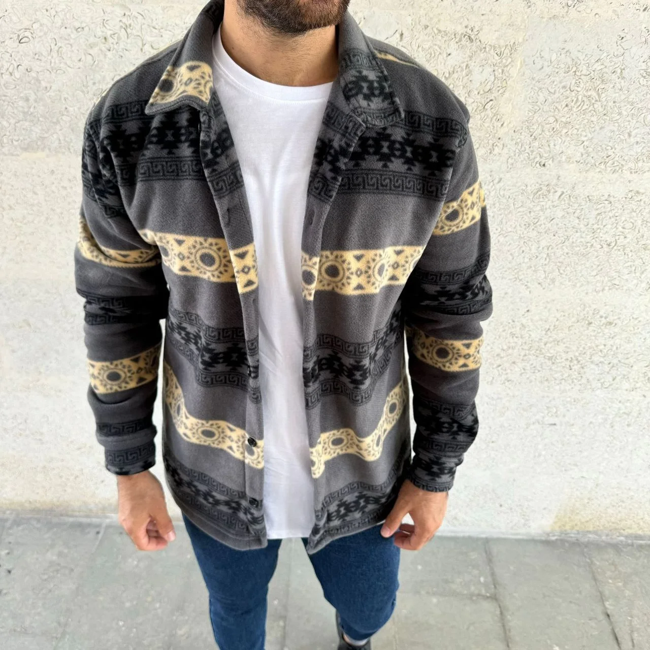 Erkek Desenli Polar Gömlek – Etnik Şerit Desen Yakalı, Uzun Kollu, Düğmeli, Oversize Rahat Kalıp - Füme - Görsel 4