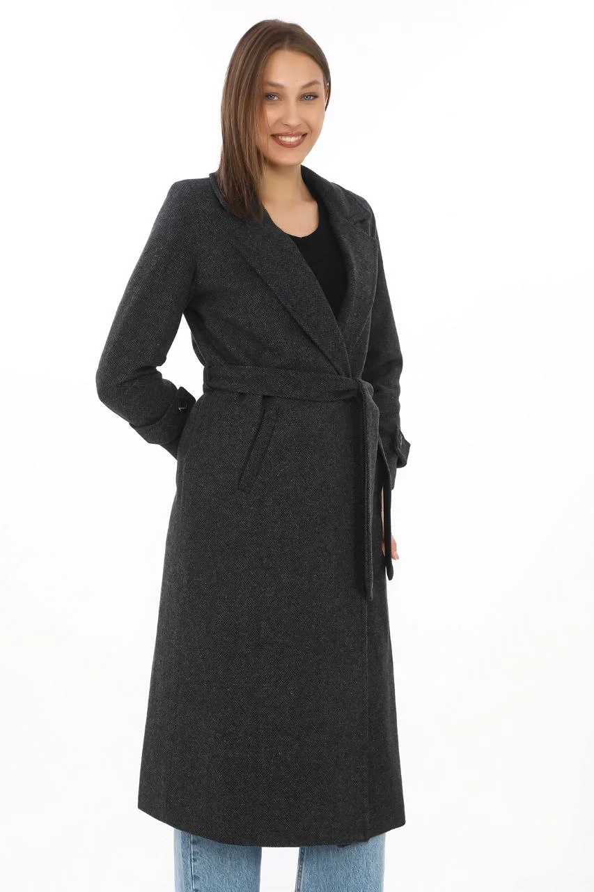 Kadın Balık Sırtı Kaşe Kaban – Uzun Boy Kruvaze Yaka Kuşaklı Astarlı Kışlık Tesettür Kaban, Yünlü Dokuma Kaşmir Kumaş, Cepli Rahat Oversize Kalıp Şık Modern Kaban Mont Modeli (Günlük ve Özel Gün Kombinlerine Uygun) - Siyah - Görsel 8