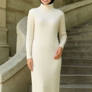 Kadın Tesettür Triko Elbise – Boğazlı Uzun Fitilli Dokuma, Esnek Tam Kalıp, 130 cm Midi Boy, Bahar & Kış Şık Rahat Stil - Beyaz