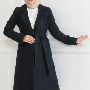 Kadın Kaşe Kaban – Uzun Boy Kruvaze Yaka, Kuşaklı Tesettür Kışlık Kaban, Astarlı Şık Yünlü Dokuma Oversize Rahat Kalıp, Cepli Modern Kaşe Mont Modeli - Lacivert