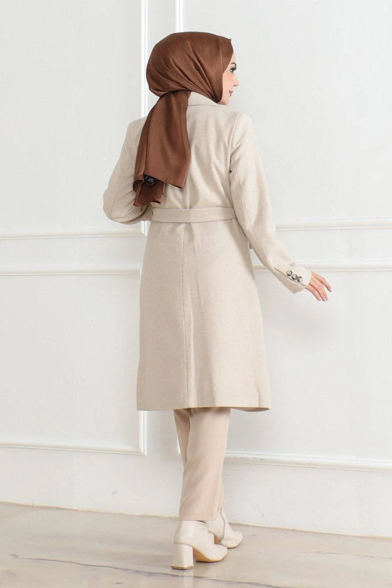 Kadın Kaşe Kaban – Uzun Boy Kruvaze Yaka, Kuşaklı Tesettür Kışlık Kaban, Astarlı Şık Yünlü Dokuma Oversize Rahat Kalıp, Cepli Modern Kaşe Mont Modeli - Bej - Görsel 3