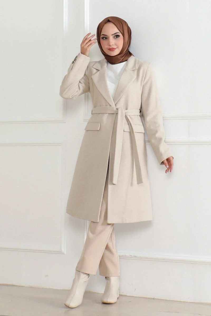 Kadın Kaşe Kaban – Uzun Boy Kruvaze Yaka, Kuşaklı Tesettür Kışlık Kaban, Astarlı Şık Yünlü Dokuma Oversize Rahat Kalıp, Cepli Modern Kaşe Mont Modeli - Bej - Görsel 2