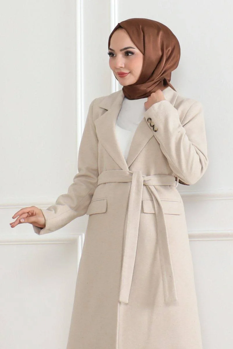 Kadın Kaşe Kaban – Uzun Boy Kruvaze Yaka, Kuşaklı Tesettür Kışlık Kaban, Astarlı Şık Yünlü Dokuma Oversize Rahat Kalıp, Cepli Modern Kaşe Mont Modeli - Bej - Görsel 5