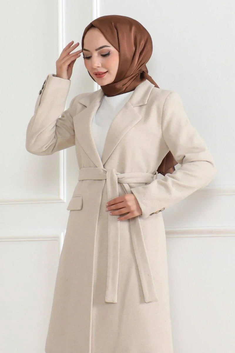 Kadın Kaşe Kaban – Uzun Boy Kruvaze Yaka, Kuşaklı Tesettür Kışlık Kaban, Astarlı Şık Yünlü Dokuma Oversize Rahat Kalıp, Cepli Modern Kaşe Mont Modeli - Bej - Görsel 4