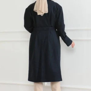 Alternative view of Kadın Kaşe Kaban – Uzun Boy Kruvaze Yaka Kuşaklı Tesettür Kaşe Kışlık Kaban, Astarlı Şık Yünlü Dokuma Oversize Rahat Kalıp Cepli Düğmeli Modern Kap Modeli - Lacivert