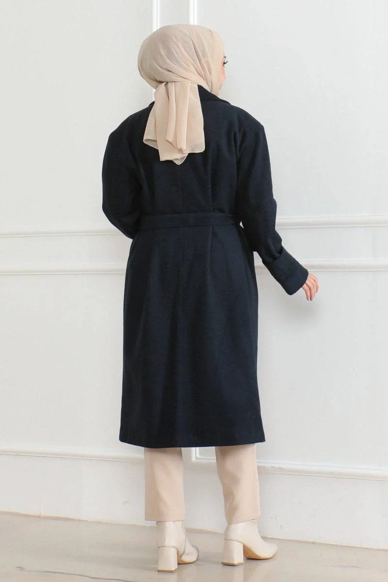 Kadın Kaşe Kaban – Uzun Boy Kruvaze Yaka Kuşaklı Tesettür Kaşe Kışlık Kaban, Astarlı Şık Yünlü Dokuma Oversize Rahat Kalıp Cepli Düğmeli Modern Kap Modeli - Lacivert - Görsel 2