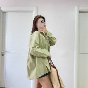 Alternative view of Poplin Kadın Yakalı Yandan Yırtmaçlı Arka Pens Detaylı Gömlek - Yeşil