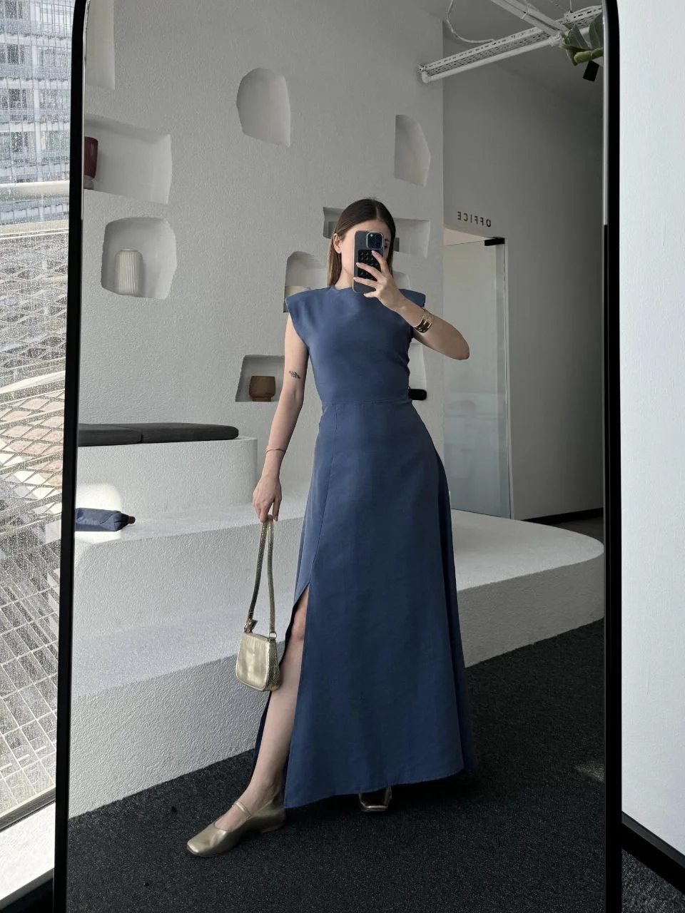 Keten Yandan Yırtmaçlı Uzun Elbise Sıfır Kol Elbise - Mavi - Görsel 3