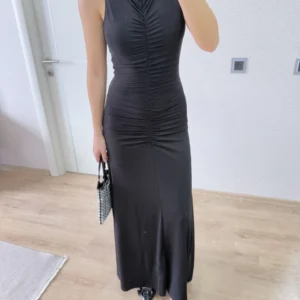 Bürümcük Kumaşlı İçi Astarlı Üzgülü Kolsuz Büzgülü Uzun Elbise - Siyah