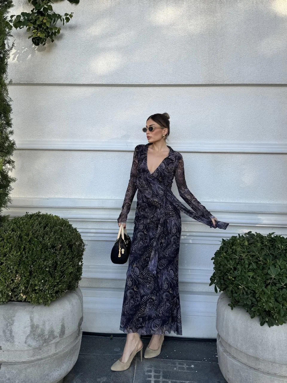 Kruvaze V yaka, fırfırlı ve bağcıklı Desenli Bluz ve Midi Etek Takım - Siyah - Görsel 4