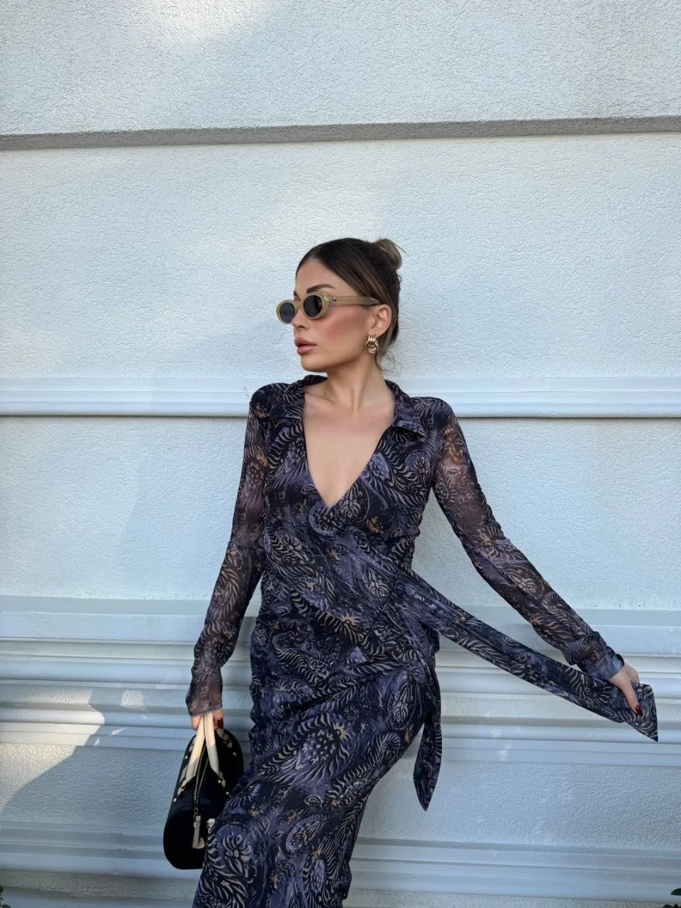 Kruvaze V yaka, fırfırlı ve bağcıklı Desenli Bluz ve Midi Etek Takım - Siyah - Görsel 5