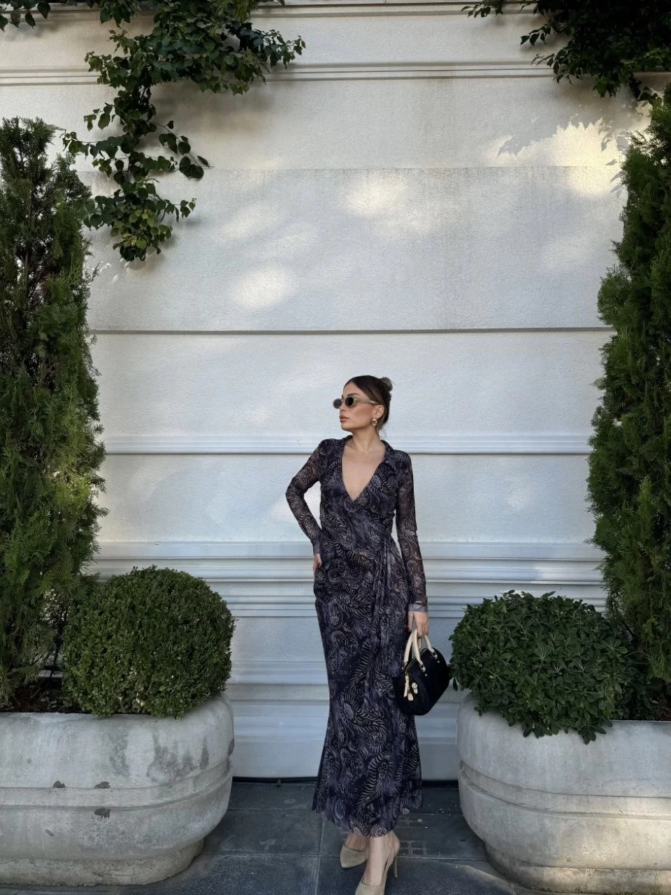 Kruvaze V yaka, fırfırlı ve bağcıklı Desenli Bluz ve Midi Etek Takım - Siyah - Görsel 3