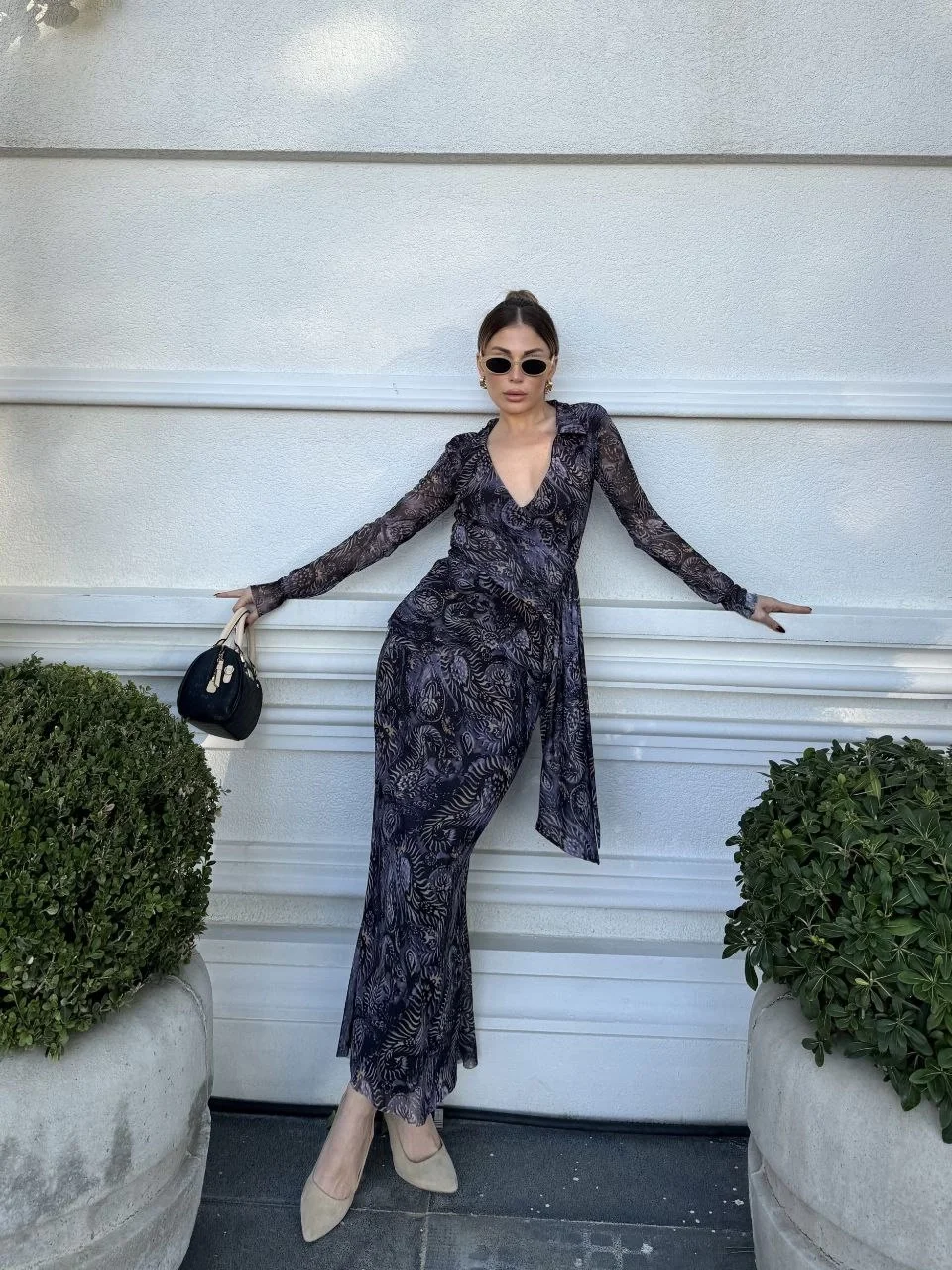 Kruvaze V yaka, fırfırlı ve bağcıklı Desenli Bluz ve Midi Etek Takım - Siyah - Görsel 6