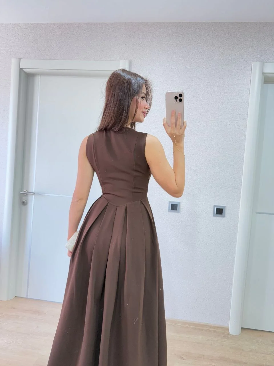 V yaka Krep Arka Ön Pens Detaylı Uzun Kolsuz Elbise- Kahverengi - Görsel 3