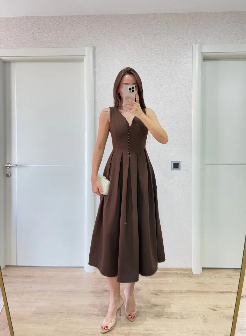 V yaka Krep Arka Ön Pens Detaylı Uzun Kolsuz Elbise- Kahverengi - Görsel 4