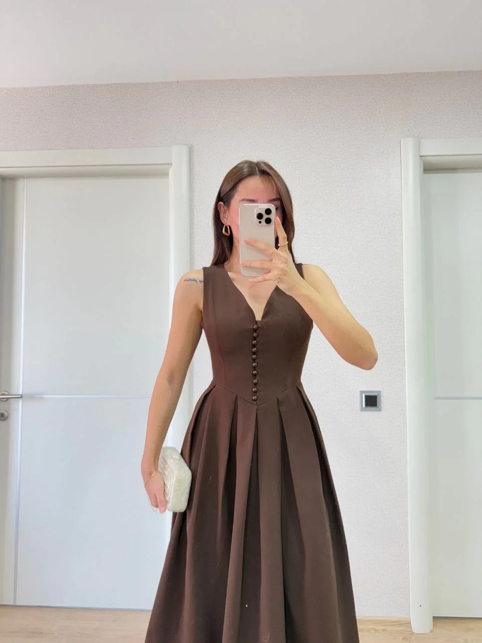 V yaka Krep Arka Ön Pens Detaylı Uzun Kolsuz Elbise- Kahverengi - Görsel 2